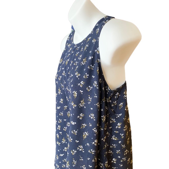 OLD NAVY CREW NECK WITH KEYHOLE BACK FLORAL TANK SIZE LARGE - Picture 2 of 9